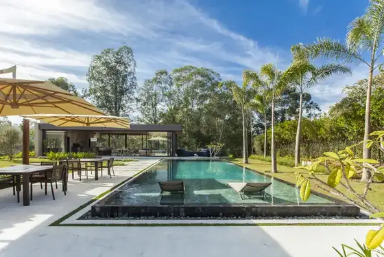Piscina e casa principal ao entardecer