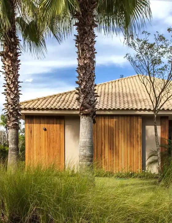 Fachada revestida em madeira