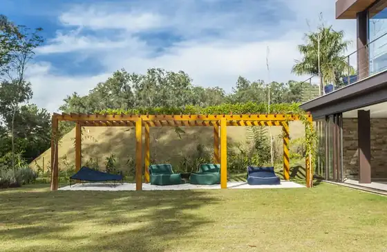 Pergolado e gramado